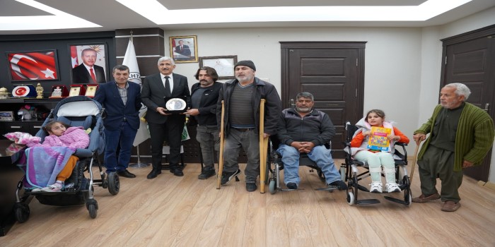 Engelliler Derneği’nden Başkan Hallaç’a teşekkür plaketi